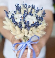 Композиция невесты из хлопка,лаванды и лагуруса.