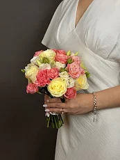 Букет невесты из кустовых роз