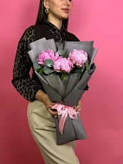 3 Пиона с эвкалиптом в упаковке