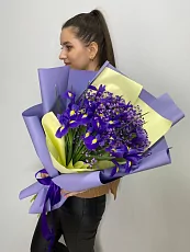 Букет с ирисами и гипсофилой