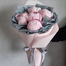 Букет из 5 Пионов Сара Бернар в упаковке