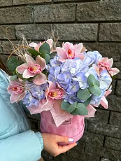 Шляпная коробка с гортензией и орхидеями 