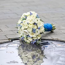 Букет невесты с белыми розами и ранункулюсами 