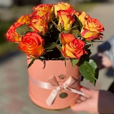 Рыжие розы в коробке