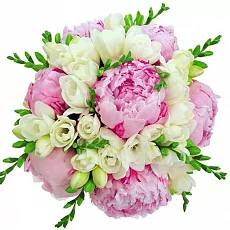 Свадебный букет из пионов и фрезий