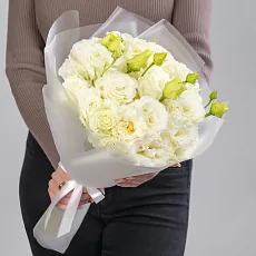 Букет из 7 белых лизиантусов в упаковке