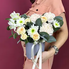 Букет живых цветов с розами и кустовой хризантемой в красивой шляпной коробке