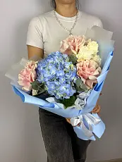 Авторский букет с голубой гортензией и розами 