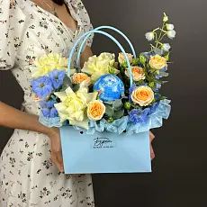 Композиция с розами и глобусом 