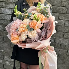 Авторский букет с розой и гортензией