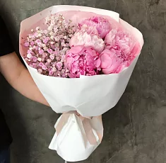 Букет из гипсофил и пионов