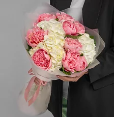 Букет из Ярких пионов и белой гортензии 