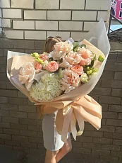 Букет с нежной розой и гортензией из свежих цветов