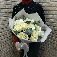Букет живых цветов из 11 роз Эквадор с эвкалиптом