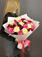 Букет живых цветов из 25 разноцветных роз