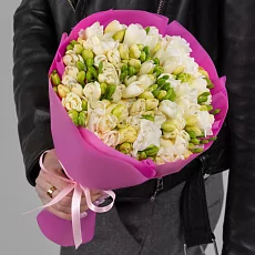 35 Белых Фрезий в упаковке