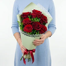 7 Элитных Бордовых роз (Эквадор) в зеленой упаковке