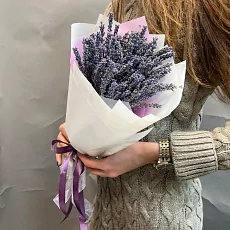 Композиция из нежной лаванды в упаковке