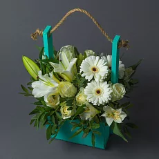 Композиция в ящике из роз и гербер 