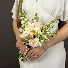 Свадебная композиция из фрезии и диантусов 