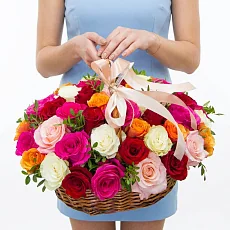 Корзина из 51 розы Эквадор яркий микс