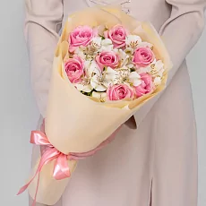 Букет с альстромериями и розами