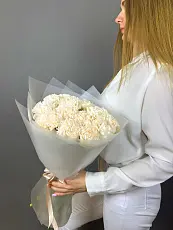 Букет живых цветов из 15 Кремовых гвоздик в дизайнерской упаковке