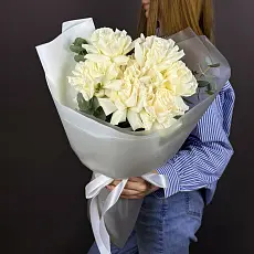 Букет живых цветов из 7 Белых роз с эвкалиптом