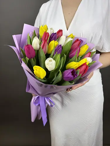 На фото №2 25 Разноцветных тюльпанов