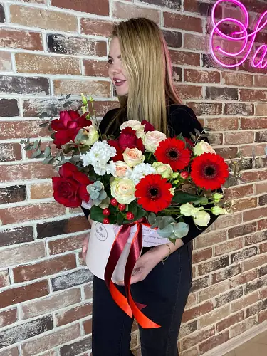 Шляпная коробка с герберой и эустомой