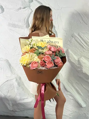 На фото №4 Авторский букет с кустовыми и пионовидными розами 