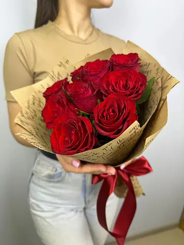 9 Красных роз в дизайнерской упаковке