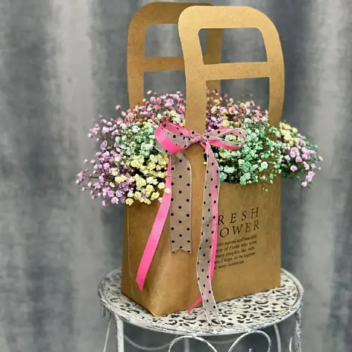 На фото №2 Гипсофила радужная в стильной сумке 