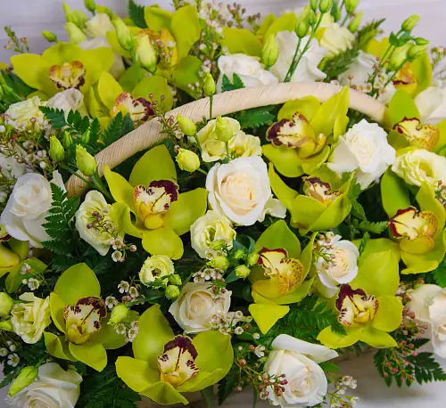 На фото №2 Корзина с орхидеями и розами 