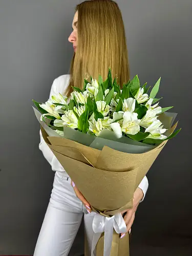 На фото №5 Букет живых цветов из белых альстромерий в крафтовой упаковке