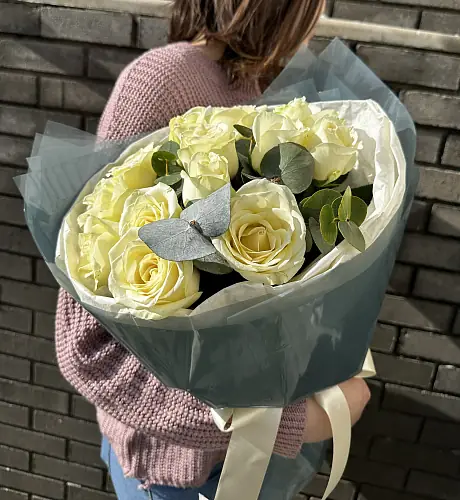 Букет живых цветов из 13 Белых роз с эвкалиптом в дизайнерской упаковке