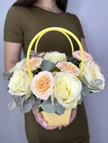 На фото №2 Букет живых цветов с белоснежными розами в красивой нежной сумочке
