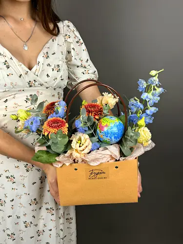 На фото №2 Композиция с герберой мини и глобусом