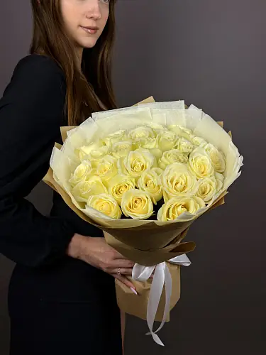 На фото №7 Букет из роз в крафте 