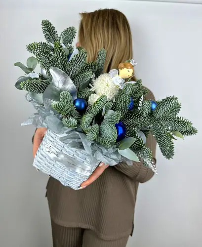 На фото №3 Цветы живые, Новогодняя композиция с нобилисом и феей в корзине
