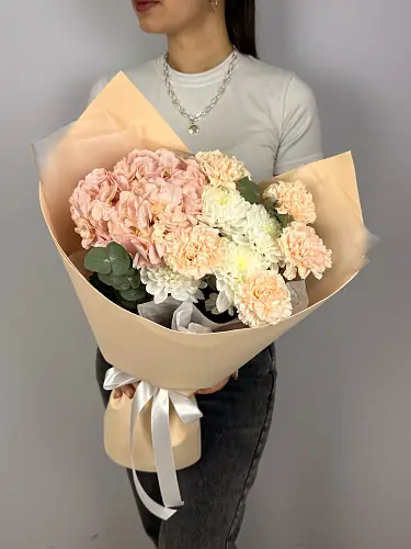 На фото №3 Стильный букет с розовой гортензией и диантусами