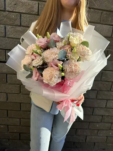 На фото №5 Букет живых цветов с гвоздикой и эустомой