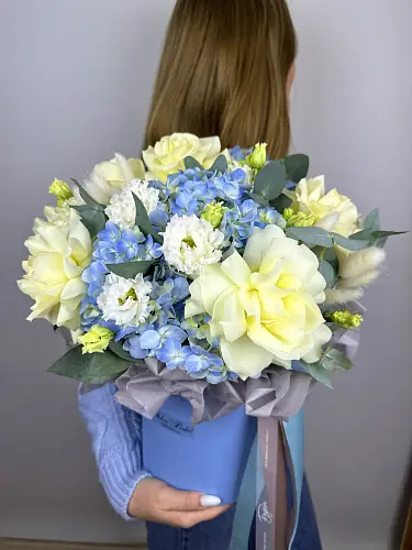 На фото №5 Голубая композиция с гортензией и розами 