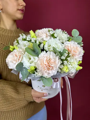 На фото №2 Букет живых цветов с диантусом (гвоздикой) и эустомой в шляпной коробке