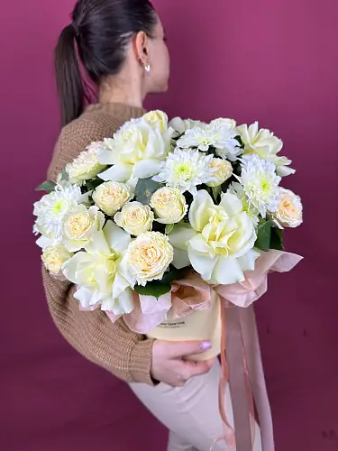 На фото №2 Композиция живых цветов с розами и хризантемой