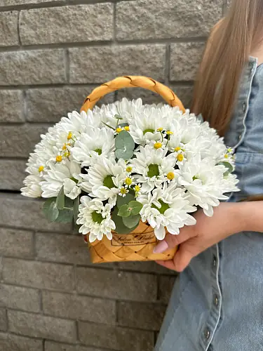 На фото №3 Хризантема кустовая в корзине композиция с матрикарией