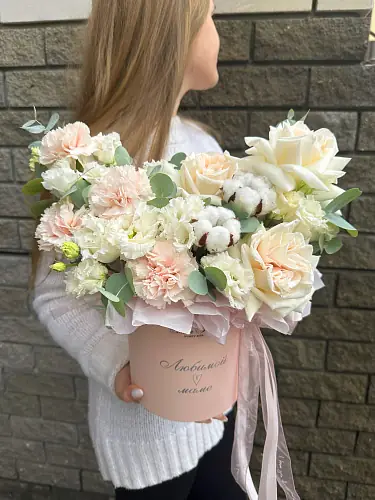 На фото №3 Нежная композиция с розами и хлопком 