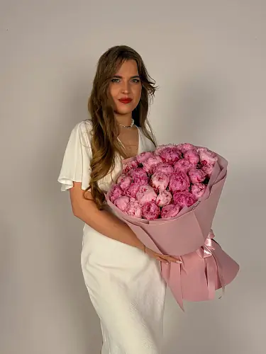 На фото №5 25 Пионов в розовой упаковке 