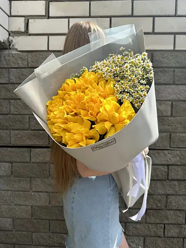 На фото №2 Букет из роз и матрикарии 