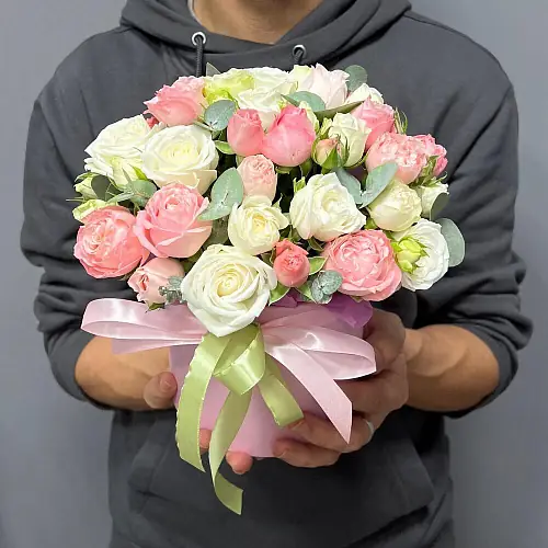 Коробка нежных кустовых роз